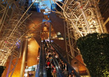Eskalator sepanjang 45 meter dalam pusat membeli-belah Lagham Place di Hong Kong. Sumber: The Independent