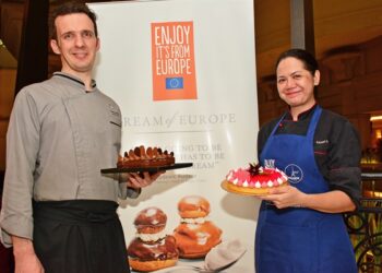 Chef Frederic Oger dan Chef Rahina Salleh dengan hasil pastri mereka. Foto - arkib Wanista.com